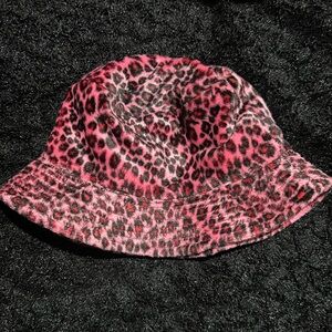 Super cute pink leopard print bucket hat🐆💕